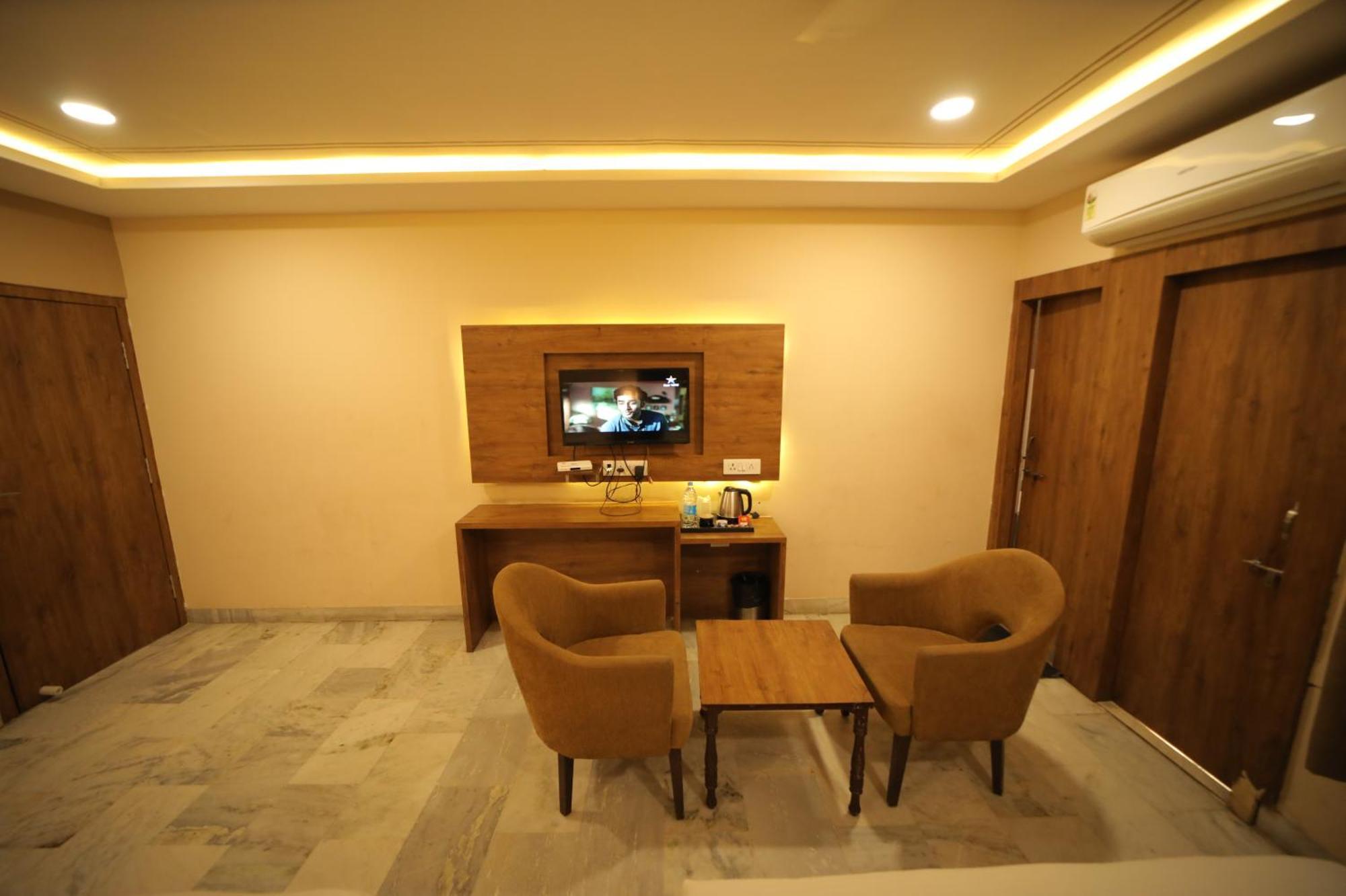 Hotel Damanis อุเดเปอร์ ภายนอก รูปภาพ