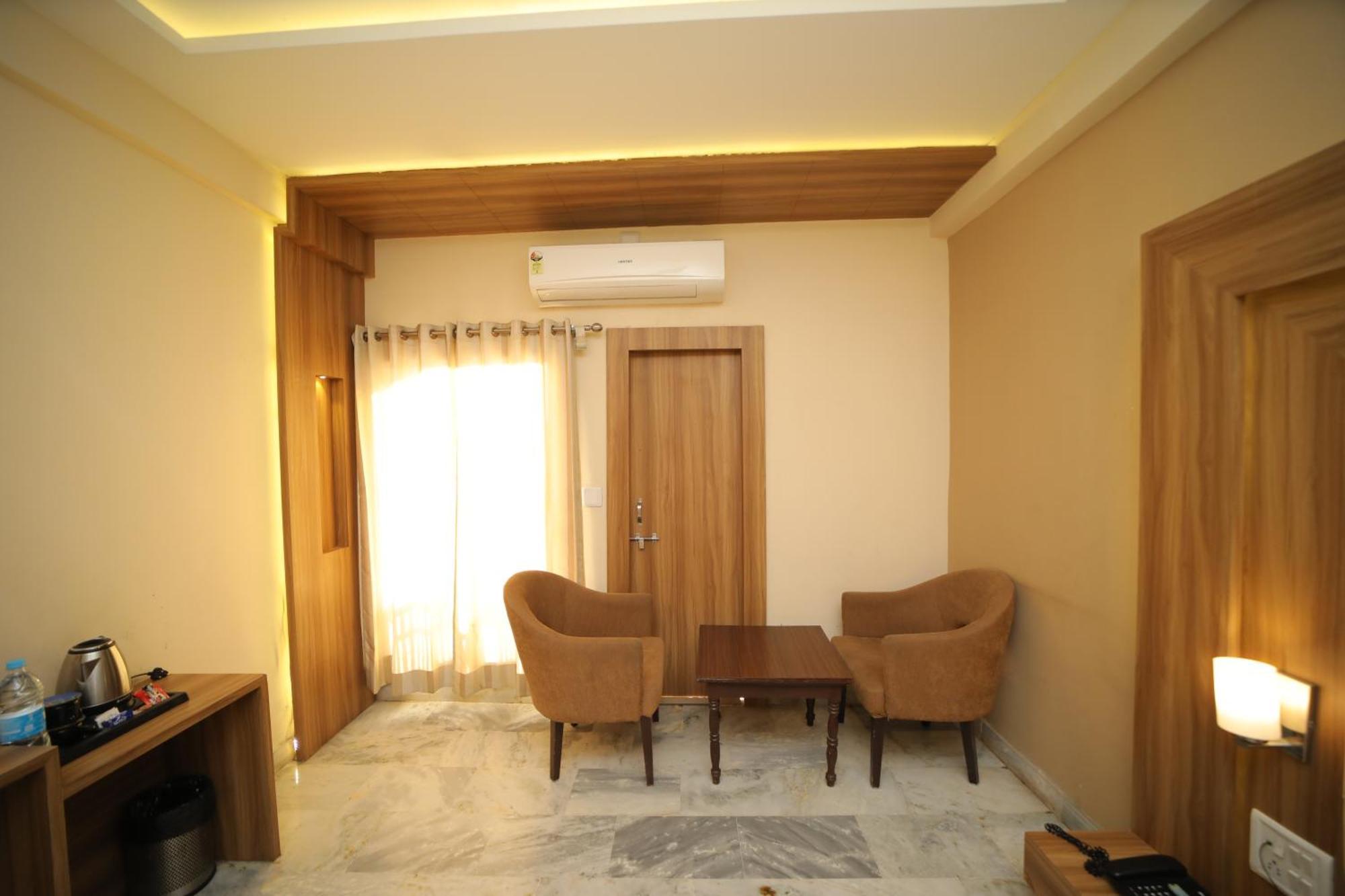 Hotel Damanis อุเดเปอร์ ภายนอก รูปภาพ