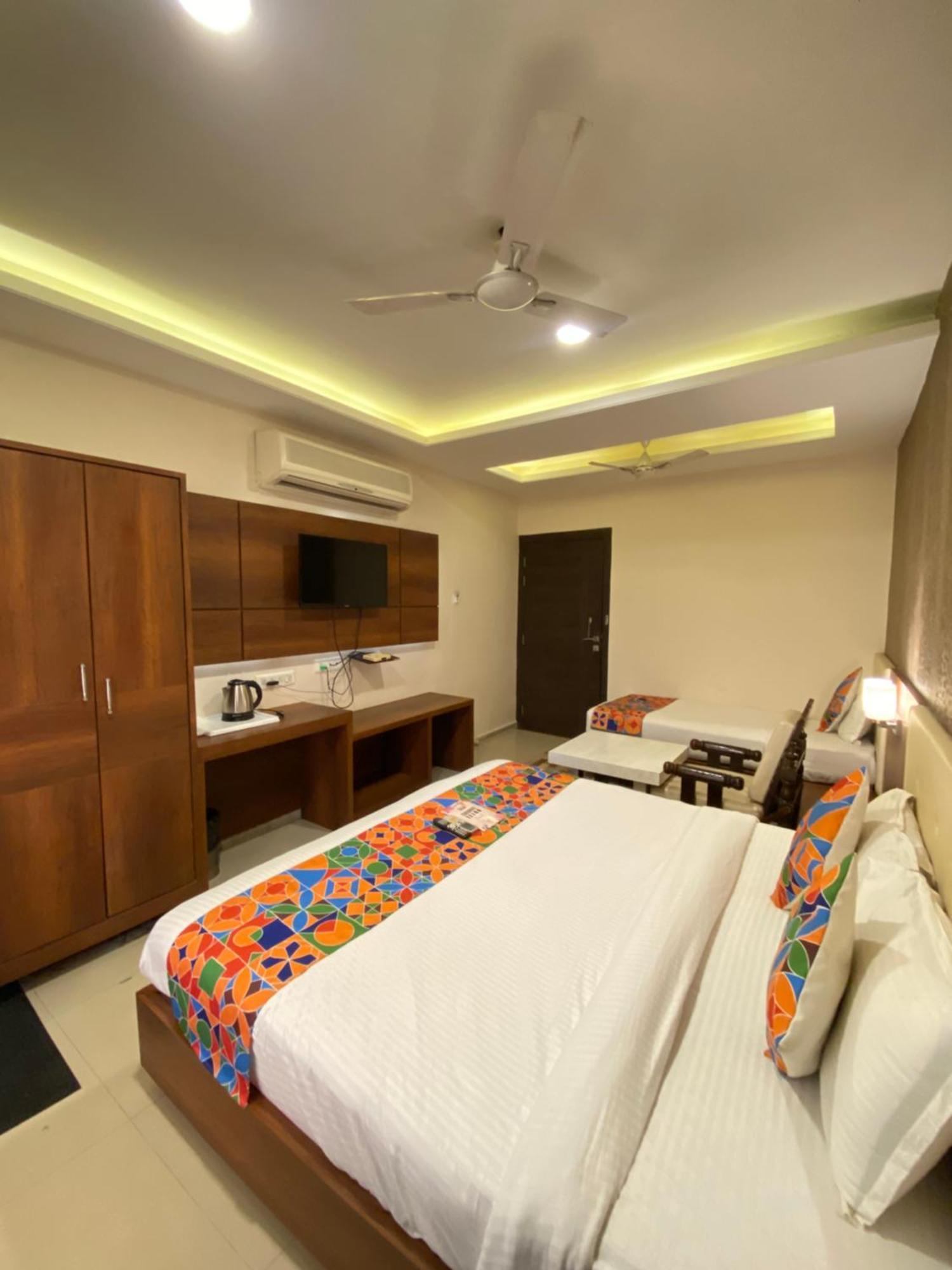 Hotel Damanis อุเดเปอร์ ภายนอก รูปภาพ